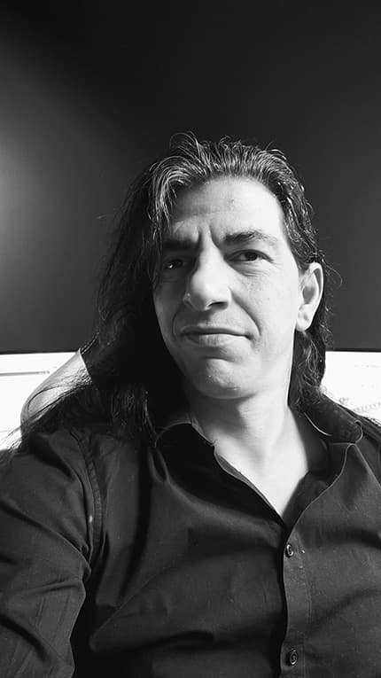 Portrait noir et blanc de Parodi Raphaël, développeur Front-end javascript
